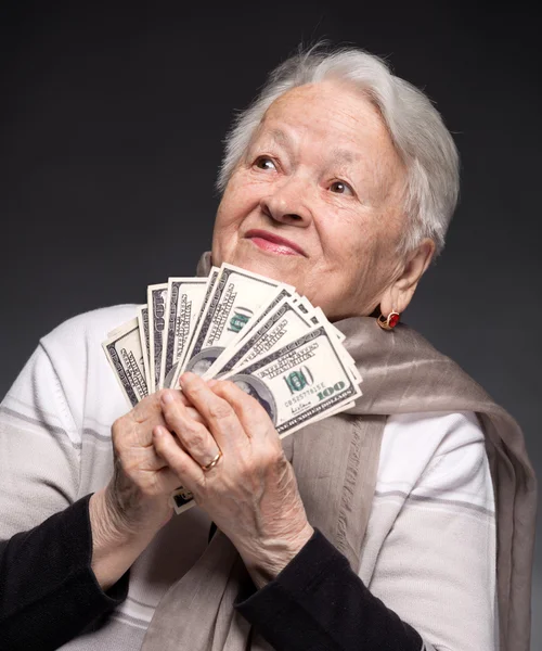 Alte Frau hält Geld in den Händen — Stockfoto