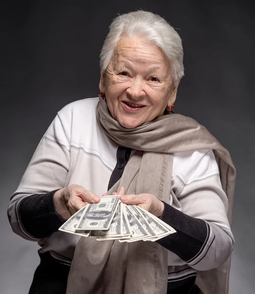 Vecchia donna che tiene i soldi in mano — Foto Stock
