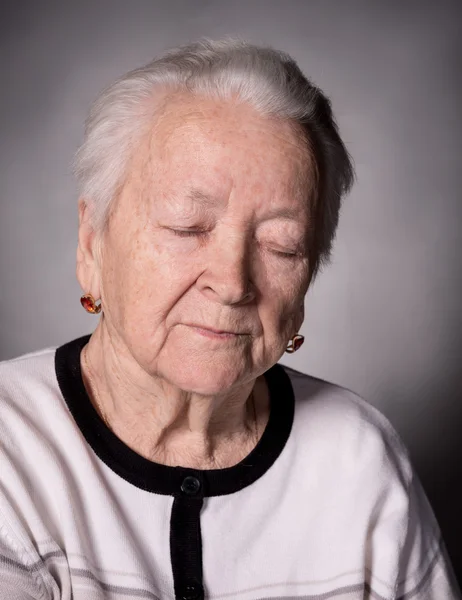 Retrato de velha mulher pensativa — Fotografia de Stock