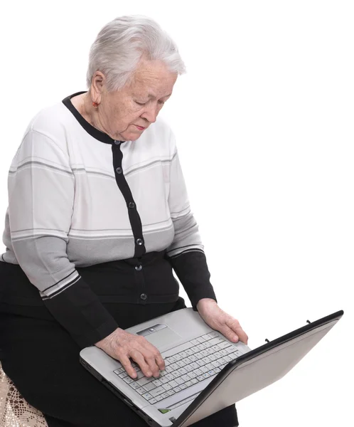Öregasszony számítógépen dolgozik — Stock Fotó