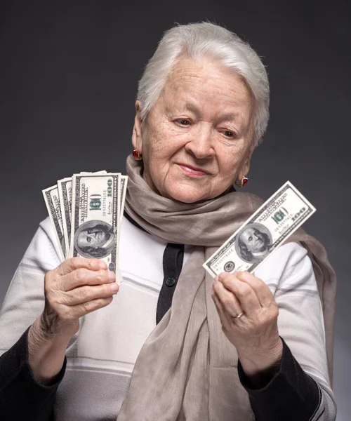 Vecchia donna che tiene i soldi in mano — Foto Stock