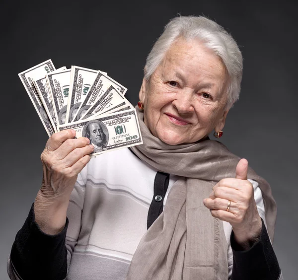 Gammal kvinna håller pengarna i händer — Stockfoto