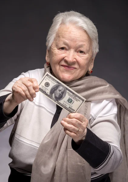 Vieja sosteniendo el dinero en las manos — Foto de Stock