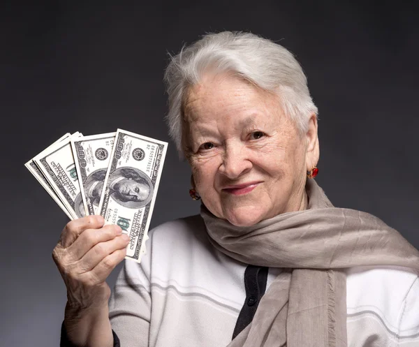 Alte Frau hält Geld in den Händen — Stockfoto