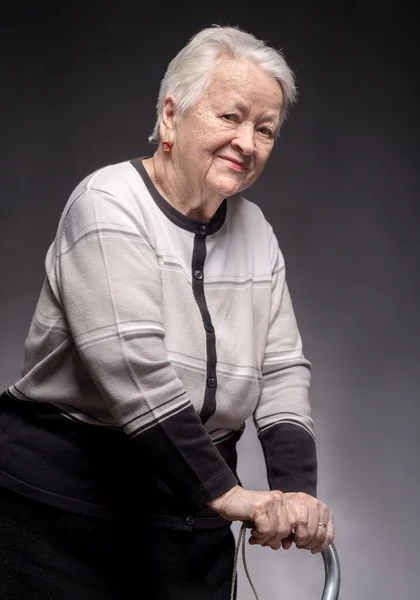 Vecchia donna con una canna — Foto Stock