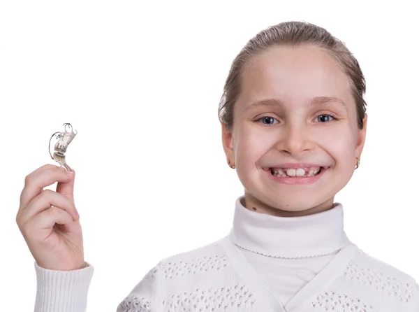 Ragazza che tiene l'apparecchio dentale — Foto Stock