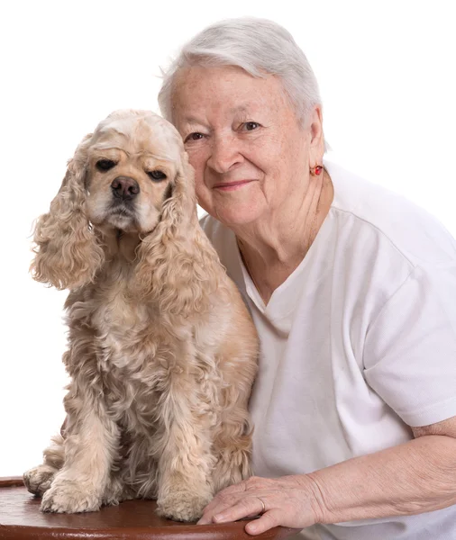 Oude vrouw met Amerikaanse cocker spaniel — Stockfoto