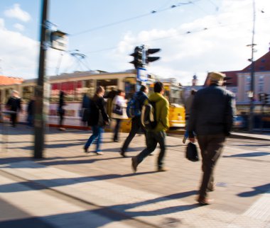 insanlar cadde boyunca gidiş