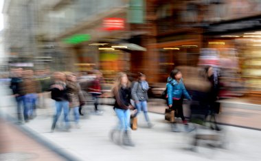 insanlar cadde boyunca gidiş