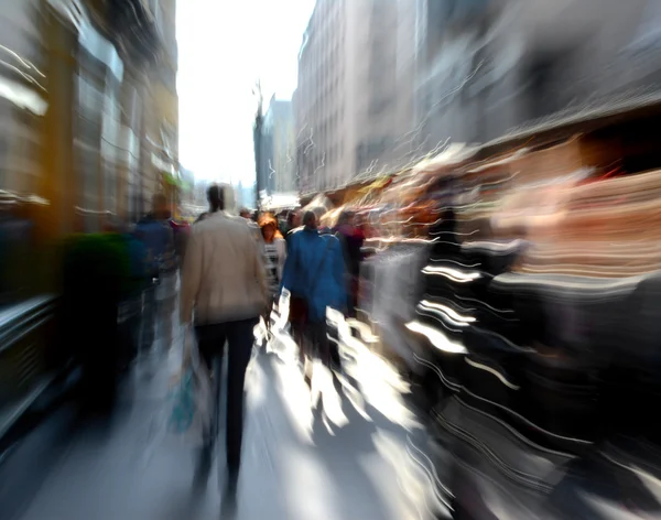 Pessoas que vão pela rua — Fotografia de Stock