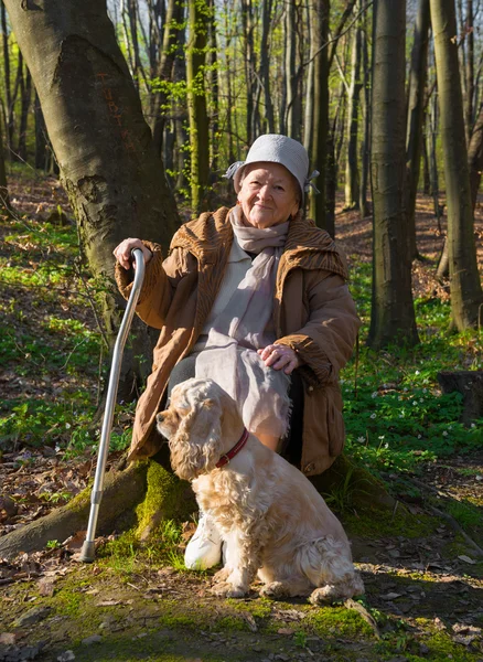 Alte Frau sitzt auf einem Stuhl — Stockfoto