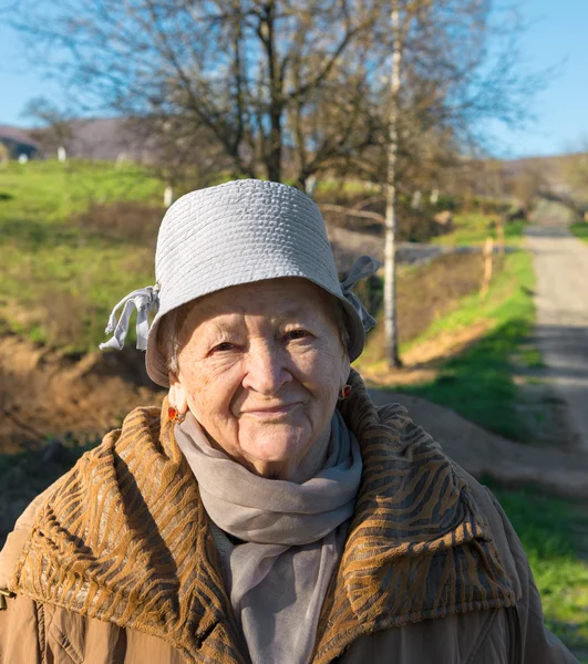 Portret van oude vrouw — Stockfoto