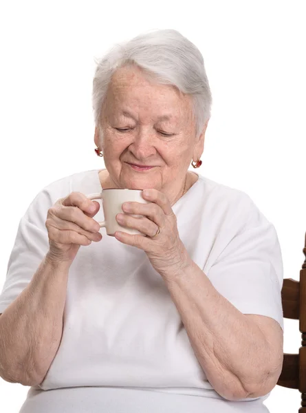 Oude vrouw genieten van koffie of thee beker — Stockfoto