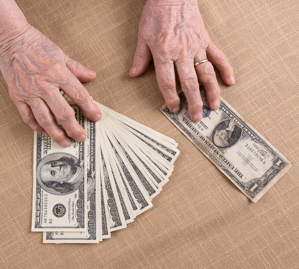 yaşlı kadının ellerini ve Doları