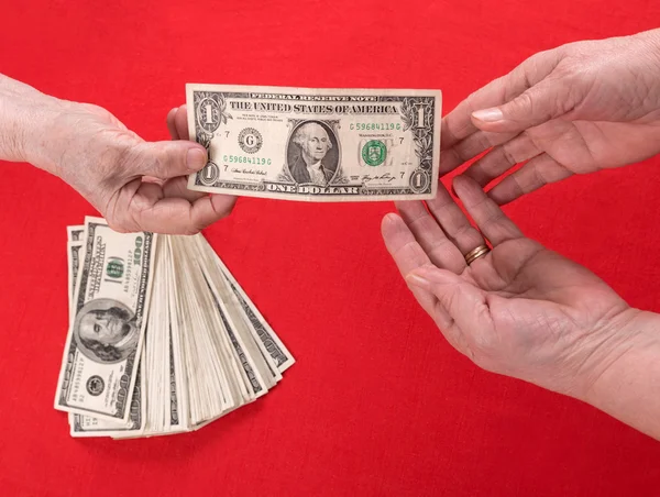 Átadja a pénzt, hogy egy másik kéz kezet — Stock Fotó