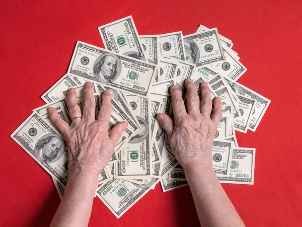 Les mains et le dollar de la vieille femme — Photo