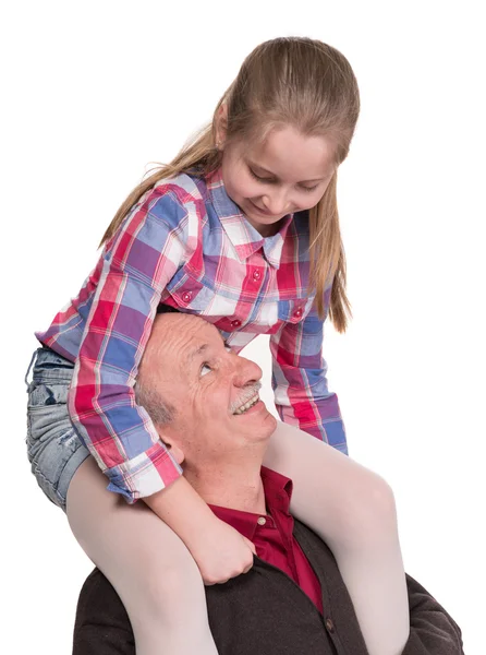 Retrato de uma menina desfrutando de passeio de piggyback com sua grandiosa — Fotografia de Stock