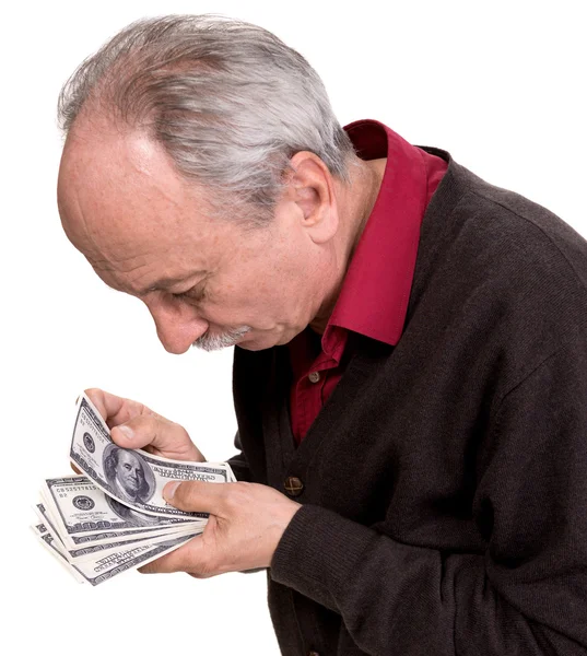 Старик смотрит на банкноты — стоковое фото