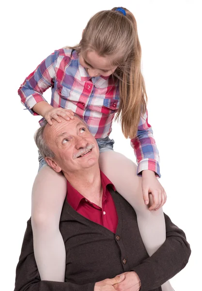 Porträt eines kleinen Mädchens, das Huckepack-Fahrt mit ihrem Enkel genießt — Stockfoto