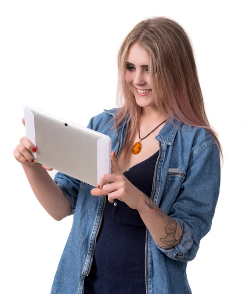 Leende flicka med tablet pc-dator — Stockfoto