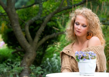 Genç güzel kadın.