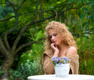 Genç güzel kadın.