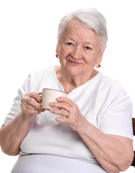 Mulher velha desfrutando de café ou xícara de chá — Fotografia de Stock