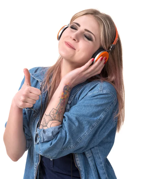 Усміхнена молода дівчина в навушниках — стокове фото