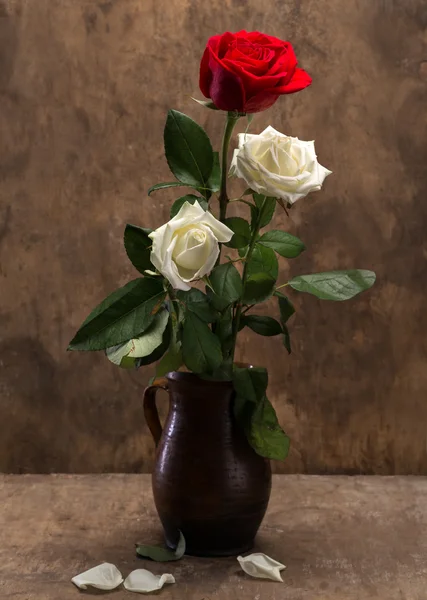 Roses in a vase — Stock Photo, Image