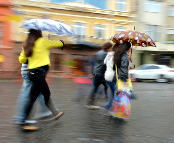 Grupo de pessoas andando pela rua em dia chuvoso — Fotografia de Stock