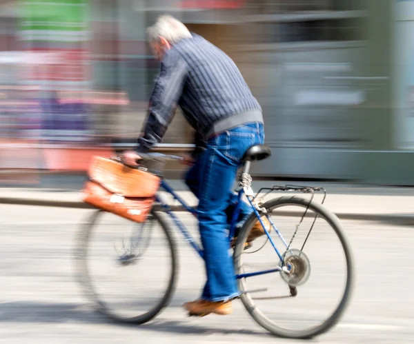 Ciclista en la carretera de la ciudad — Foto de Stock