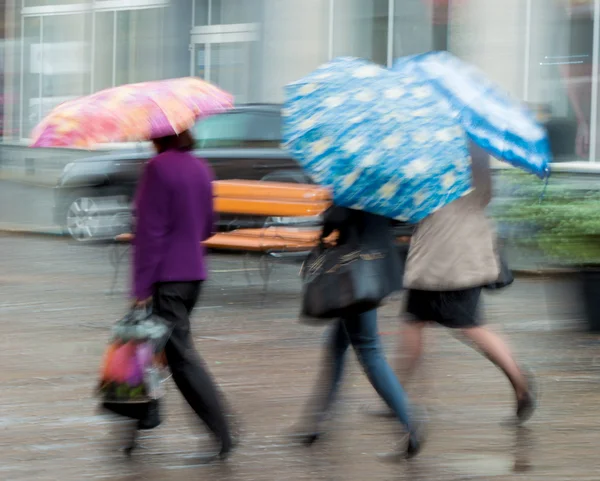 Mensen lopen in de straat in regenachtige dag — Stockfoto