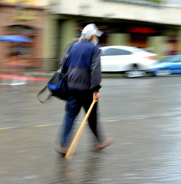 Senior man lopen op de straat — Stockfoto