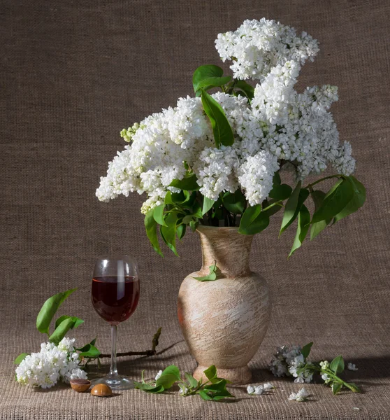 Blommande grenar av lila i vas — Stockfoto