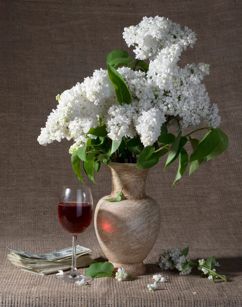 Blommande grenar av lila i vas — Stockfoto