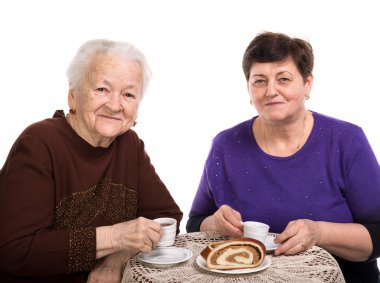 Anne kızıyla birlikte kahve içer