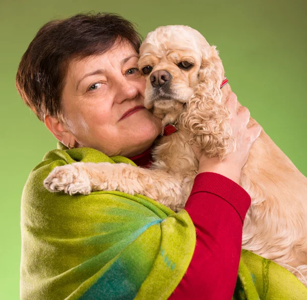 Vacker äldre kvinna med amerikanska spaniel — Stockfoto