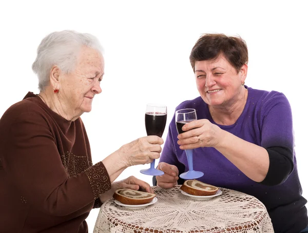 Glad mamma med dotter dricker vin — Stockfoto