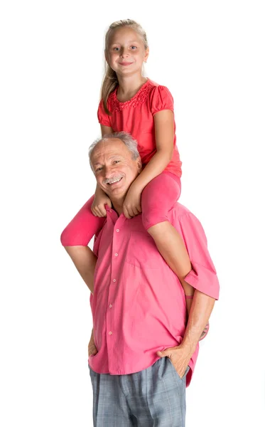 Маленькая девочка наслаждается катанием на спине со своим дедушкой — стоковое фото