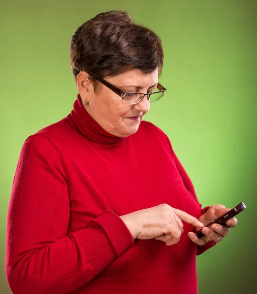 Senior kvinna med mobiltelefon — Stockfoto