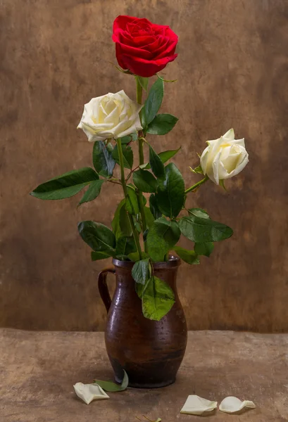 Rosas en un jarrón — Foto de Stock