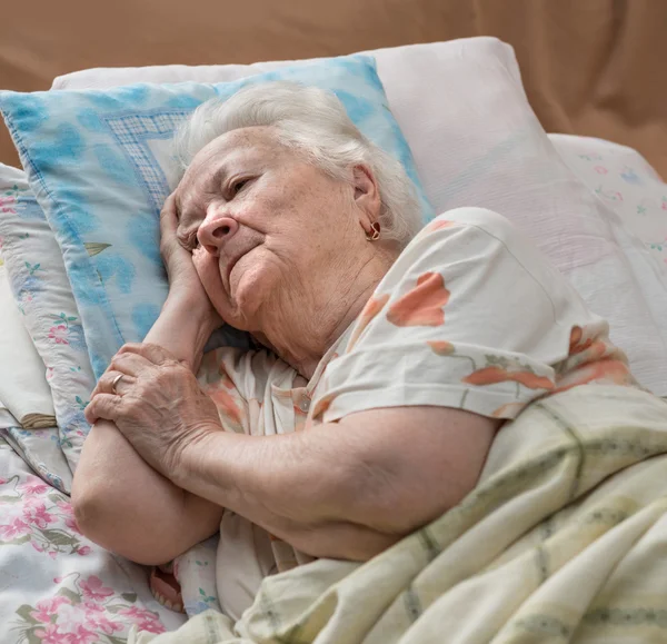 Zieke senior vrouw — Stockfoto