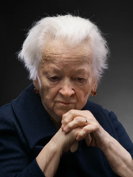 Retrato da velha mulher triste — Fotografia de Stock