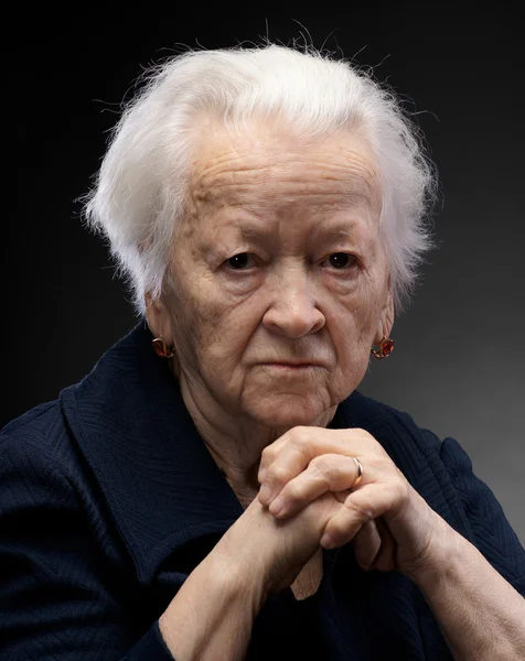 Porträt einer alten, traurigen Frau — Stockfoto