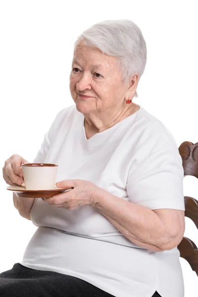 Oude vrouw genieten van koffie of thee beker — Stockfoto