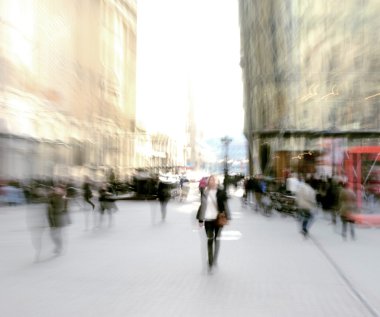 insanlar cadde boyunca gidiş