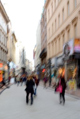 insanlar cadde boyunca gidiş