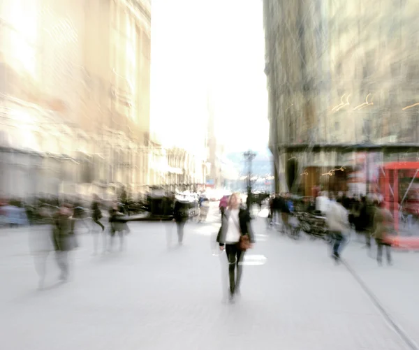 Menschen, die auf der Straße gehen — Stockfoto