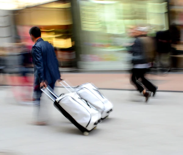 Uomo con valigia in fretta — Foto Stock