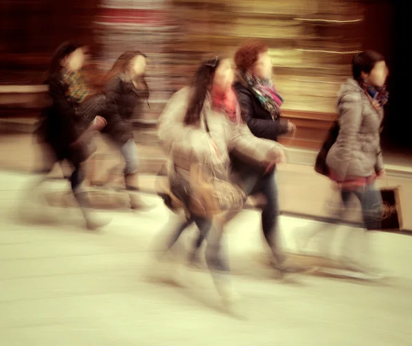 Menschen, die auf der Straße gehen — Stockfoto